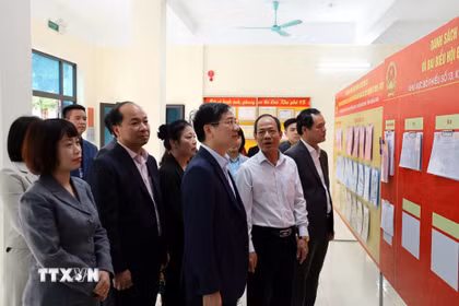 Phó Bí thư Tỉnh ủy, Chủ tịch Ủy ban MTTQ tỉnh Quảng Ninh Vũ Quyết Tiến (hàng đầu bên trái) cùng lãnh đạo tỉnh Quảng Ninh kiểm tra công tác chuẩn bị bầu cử tại khu vực bỏ phiếu số 13, khu phố Bãi Cháy 9B, phường Bãi Cháy. (Ảnh: Đức Hiếu/TTXVN)