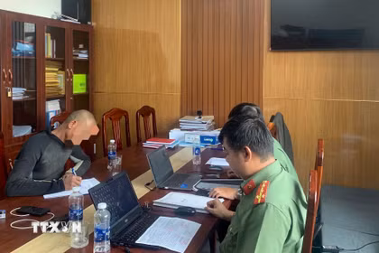 Đối tượng N.Đ.T làm việc với cơ quan công an vì đăng tải thông tin sai sự thật về bầu cử trên không gian mạng. (Ảnh: TTXVN phát)