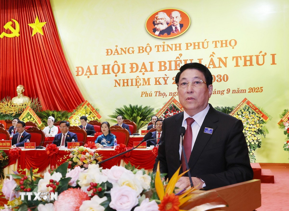 Chủ tịch nước Lương Cường trao Quyết định của Bộ Chính trị và tặng hoa chúc mừng Ban Chấp hành Đảng bộ tỉnh Phú Thọ nhiệm kỳ 2025- 2030. (Ảnh: Lâm Khánh/ TTXVN)