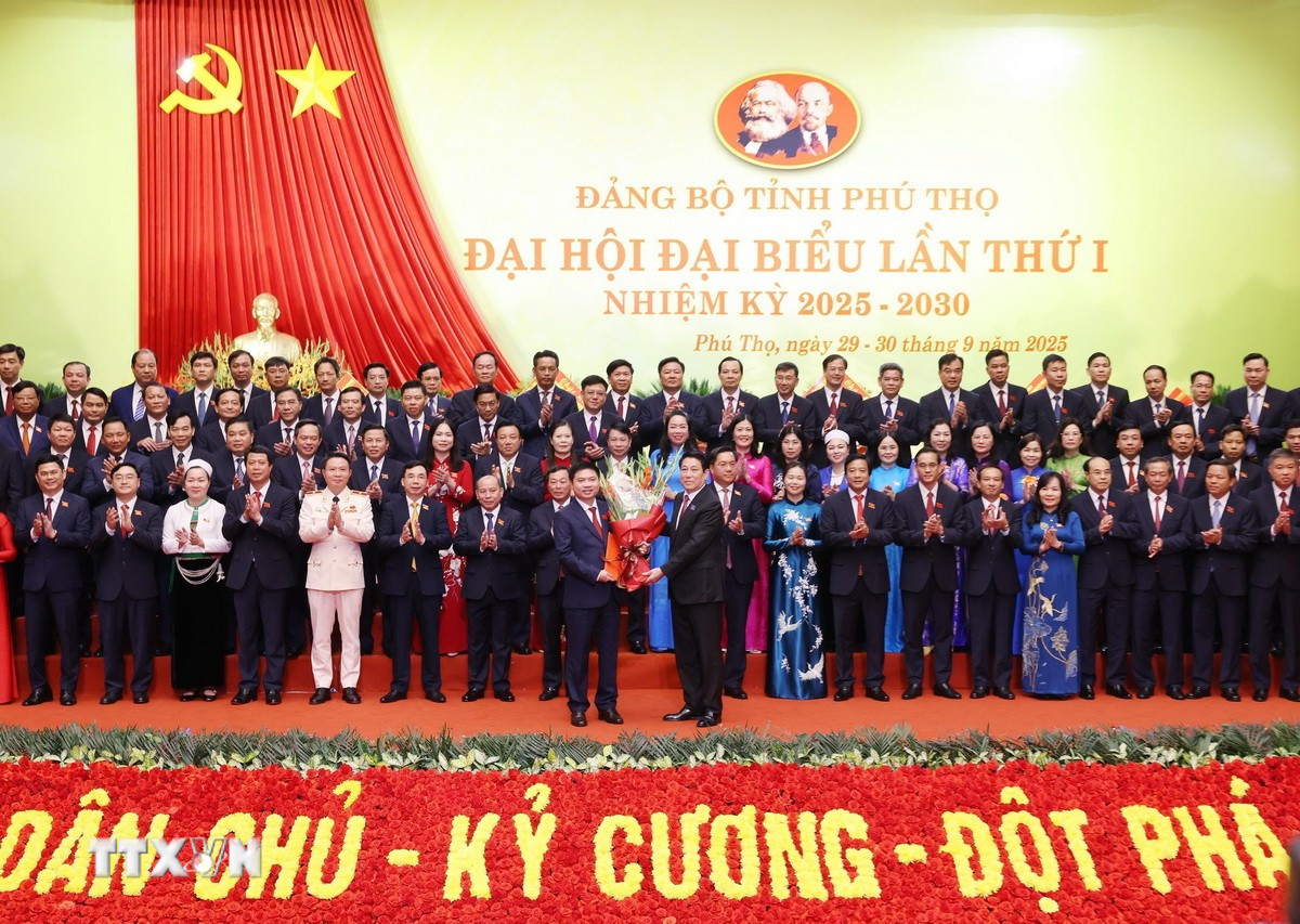 Chủ tịch nước Lương Cường trao Quyết định của Bộ Chính trị và tặng hoa chúc mừng Ban Chấp hành Đảng bộ tỉnh Phú Thọ nhiệm kỳ 2025-2030. (Ảnh: Lâm Khánh/TTXVN)