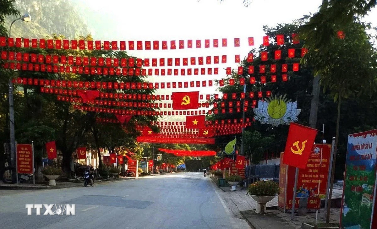 Không khí rực rỡ cờ hoa tại trung tâm xã Bắc Mê, chào mừng Đại hội Đảng bộ tỉnh Tuyên Quang lần thứ nhất, nhiệm kỳ 2025-2030. (Ảnh: TTXVN phát)