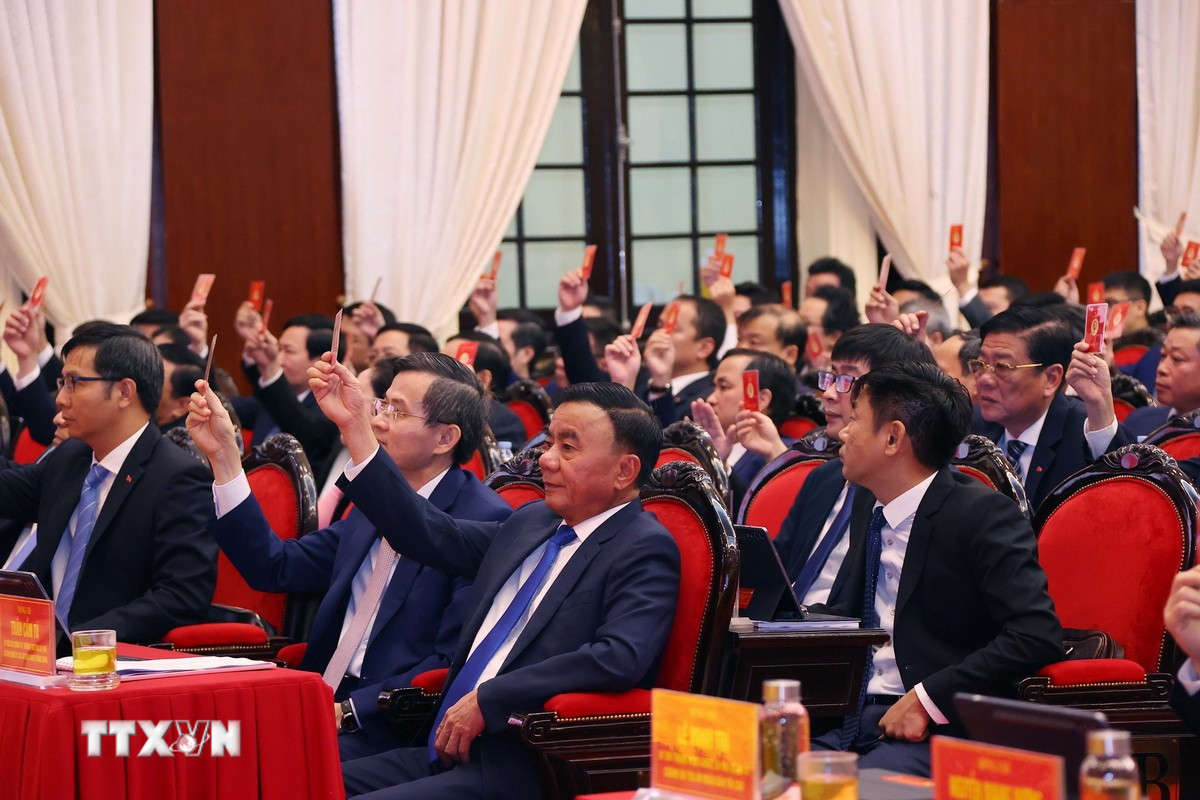 Các đại biểu thông qua Dự thảo Chương trình, Quy chế làm việc, Nội quy của Đại hội. (Ảnh: Văn Điệp/TTXVN)