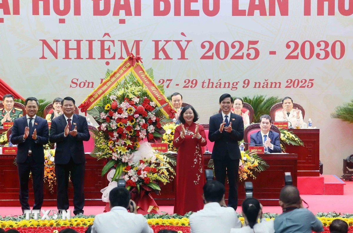 Ủy viên Bộ Chính trị, Bí thư Thành ủy Hà Nội Bùi Thị Minh Hoài tặng hoa chúc mừng Đại hội. (Ảnh: Quang Quyết/TTXVN)