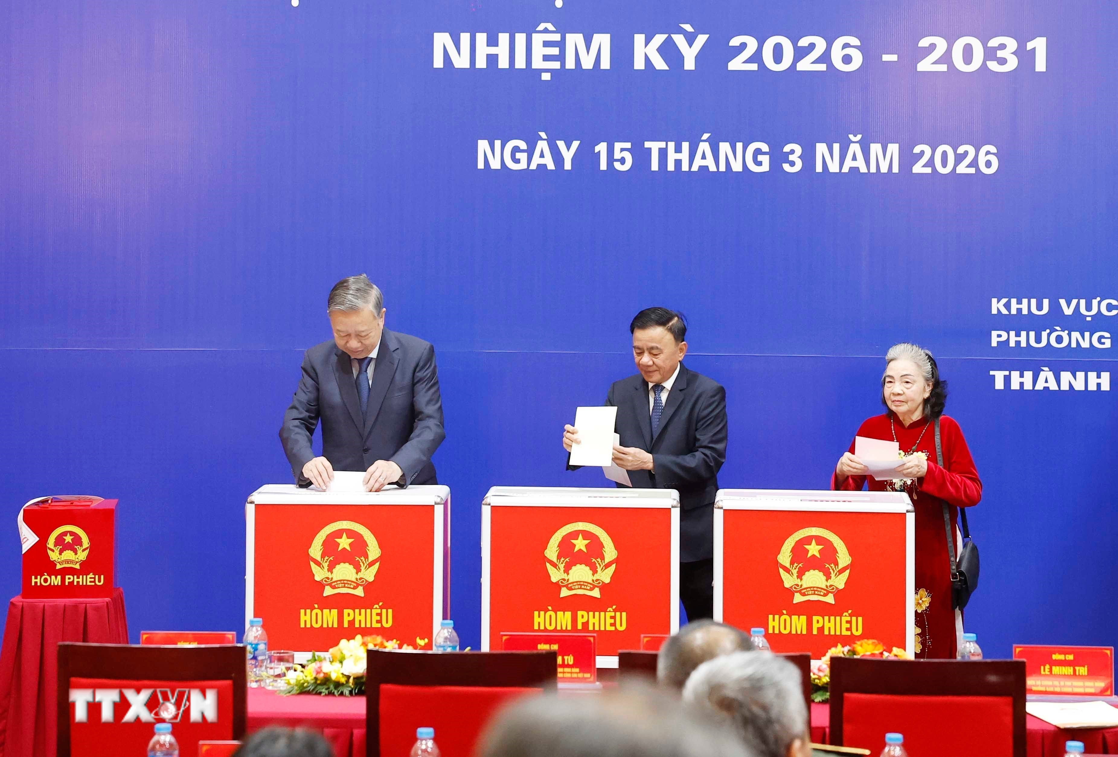 Tổng Bí thư Tô Lâm và đồng chí Trần Cẩm Tú, Ủy viên Bộ Chính trị, Thường trực Ban Bí thư bỏ phiếu bầu cử tại Khu vực bỏ phiếu số 02 phường Ba Đình, thành phố Hà Nội. (Ảnh: Thống Nhất/TTXVN)