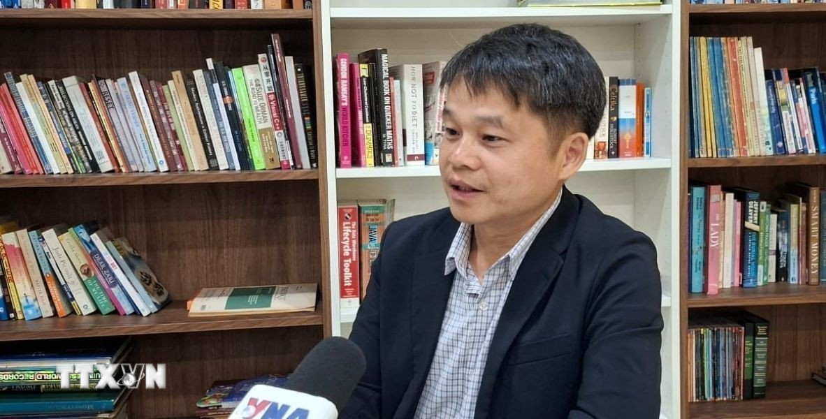 Ông Lương Thế Huân, kỹ sư cao cấp tại công ty kỹ thuật và công trình Toyo Malaysia Á trả lời phỏng vấn phóng viên TTXVN tại Malaysia. (Ảnh: Thành Trung/TTXVN)