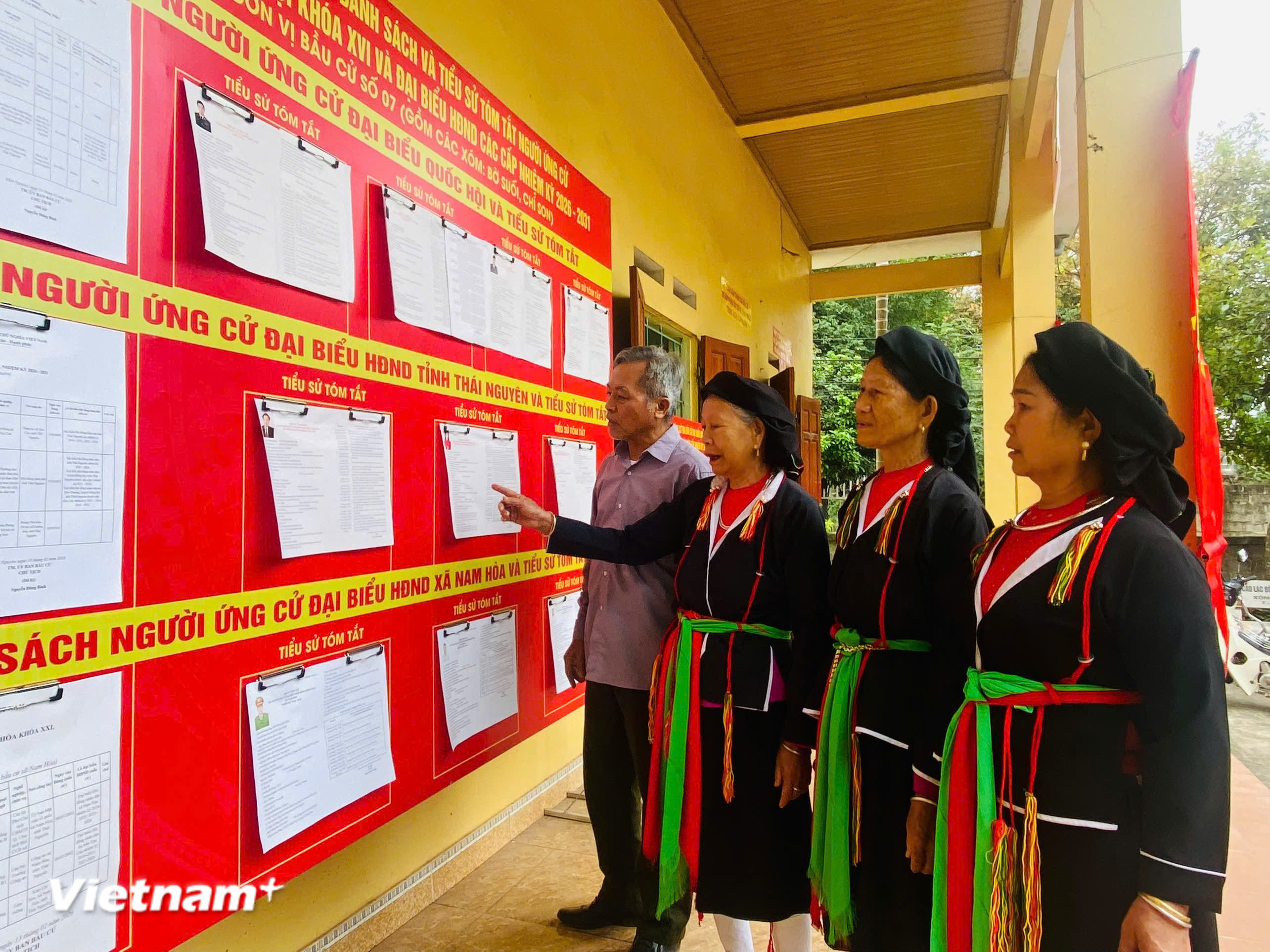 Các cử tri xã Nam Hòa tìm hiểu thông tin về các ứng cử viên. (Ảnh: Vietnam+)