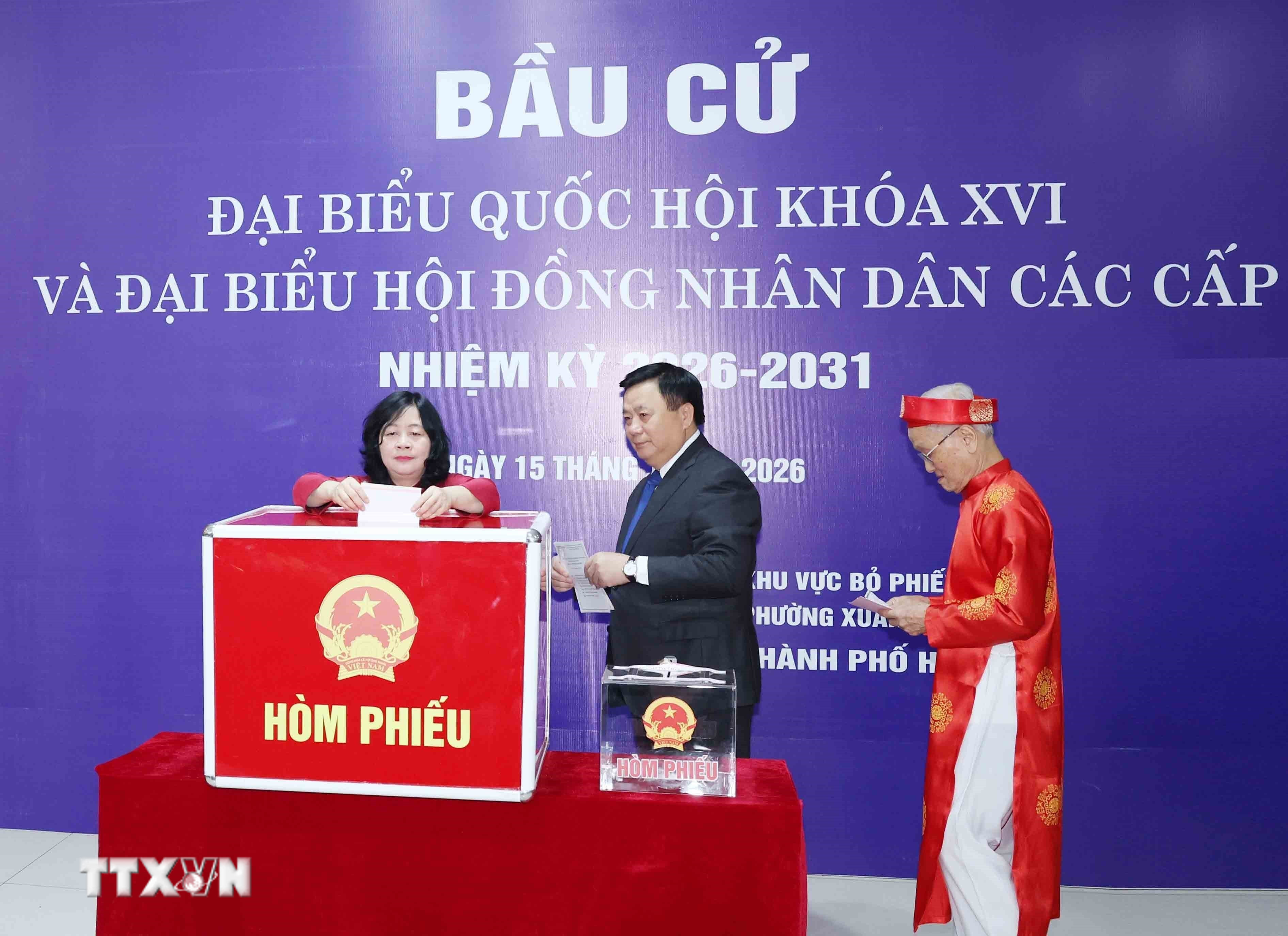 Chủ tịch Uỷ ban Trung ương Mặt trận Tổ quốc Việt Nam Bùi Thị Minh Hoài cùng các cử tri bỏ phiếu bầu cử. (Ảnh: Phương Hoa/TTXVN)