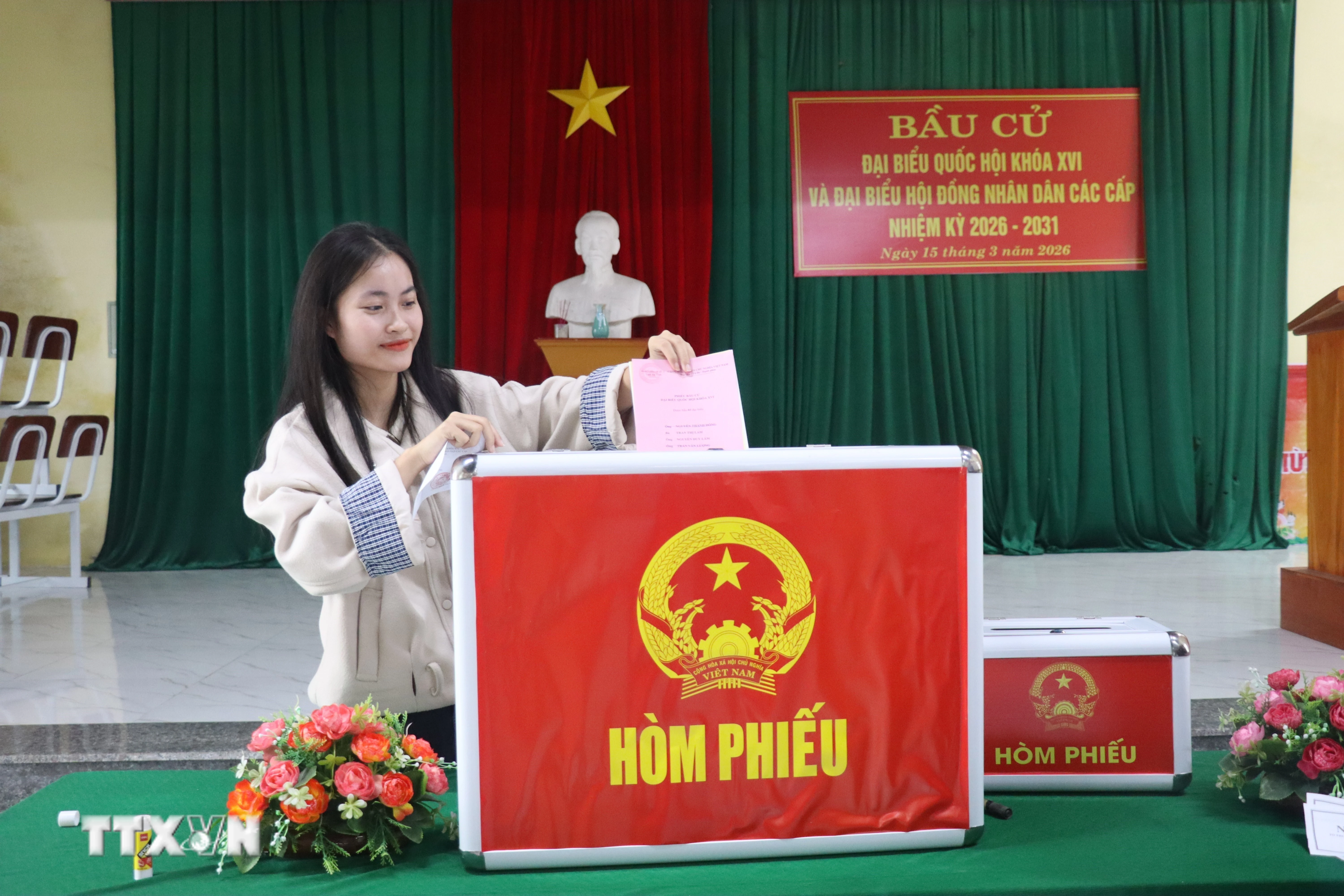 Cử tri Lê Thị Thắm, thôn 12, xã Thạch Hà, Hà Tĩnh háo hức với lần đầu tiên đi bầu cử. (Ảnh: Hoàng Ngà/TTXVN)