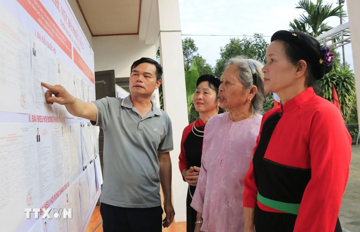 Người dân được Bí thư chi bộ thôn Yên Thắng, xã Yên Bình giới thiệu các đại biểu ứng cử. (Ảnh: Tuấn Anh/TTXVN)