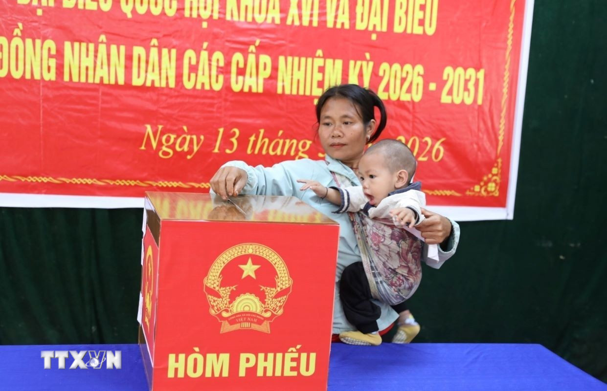 Cử tri bản Co Phạt, xã Môn Sơn (Nghệ An) bỏ phiếu bầu đại biểu Quốc hội khóa XVI và đại biểu HĐND các cấp nhiệm kỳ 2026-2031. (Ảnh: Văn Tý/TTXVN)