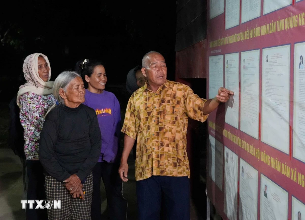 Đồng bào Công giáo thôn Plei Klêch, xã Ngọk Bay, tỉnh Quảng Ngãi, theo dõi thông tin đại biểu ứng cử. (Ảnh: Dư Toán/TTXVN)