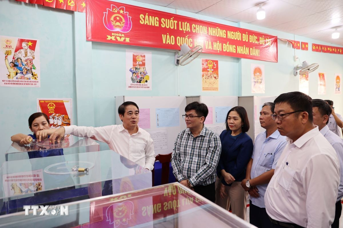 Bí thư Tỉnh ủy Khánh Hòa Nghiêm Xuân Thành kiểm tra công tác chuẩn bị bầu cử tại Khu vực bỏ phiếu số 2, phường Bắc Nha Trang. (Ảnh: Đặng Tuấn/TTXVN)