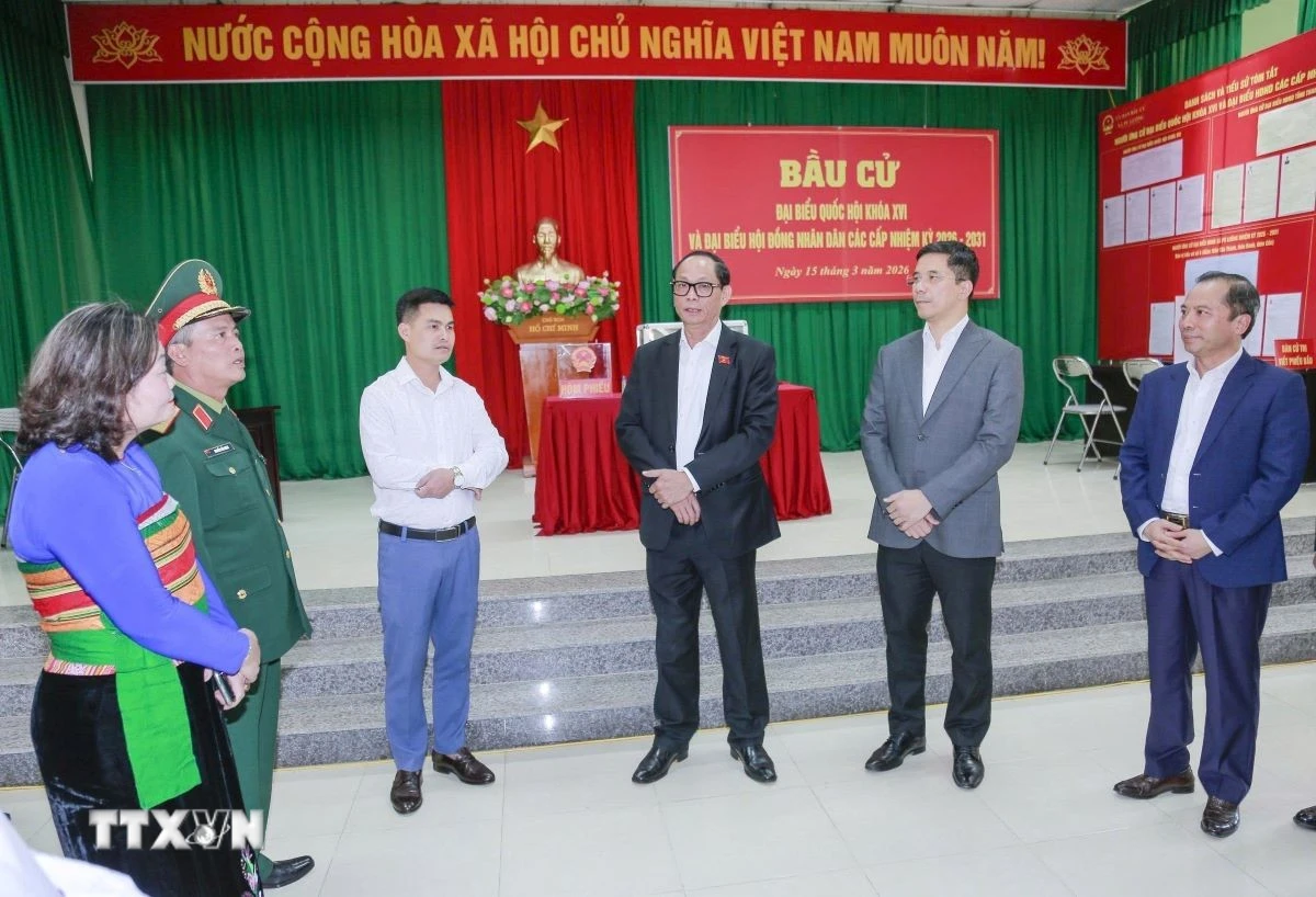 Phó Chủ tịch Quốc hội Trần Quang Phương và đoàn công tác kiểm tra các điều kiện phục vụ cử tri tại điểm bỏ phiếu số 10, thôn Tân Thành (xã Pù Luông). (Ảnh: Hoa Mai/TTXVN)