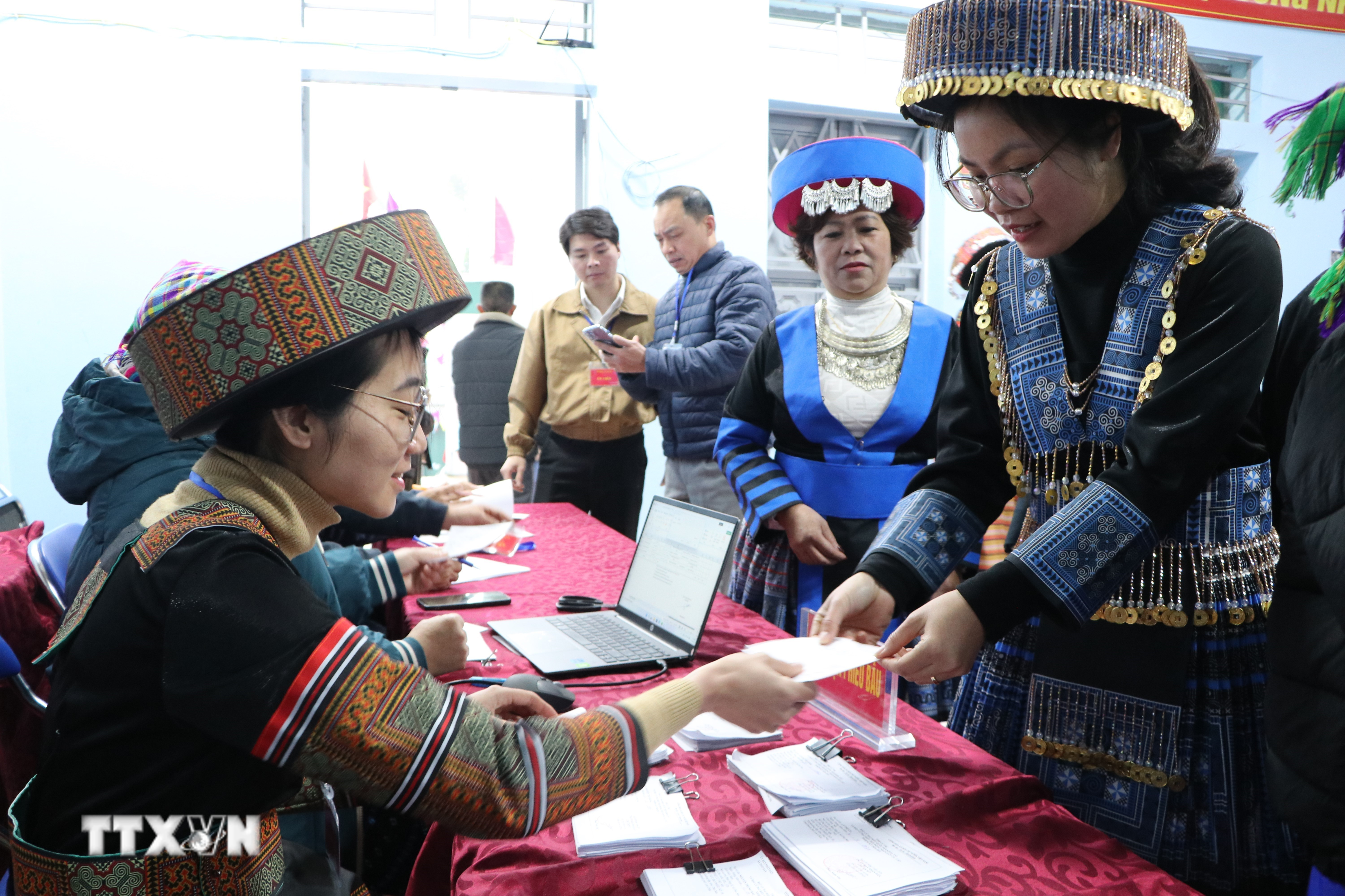 Đông đảo cử tri đi bỏ phiếu tại tổ bầu cử số 4 bản Hợp 2, xã Dào San. (Ảnh: Nguyễn Oanh/TTXVN)