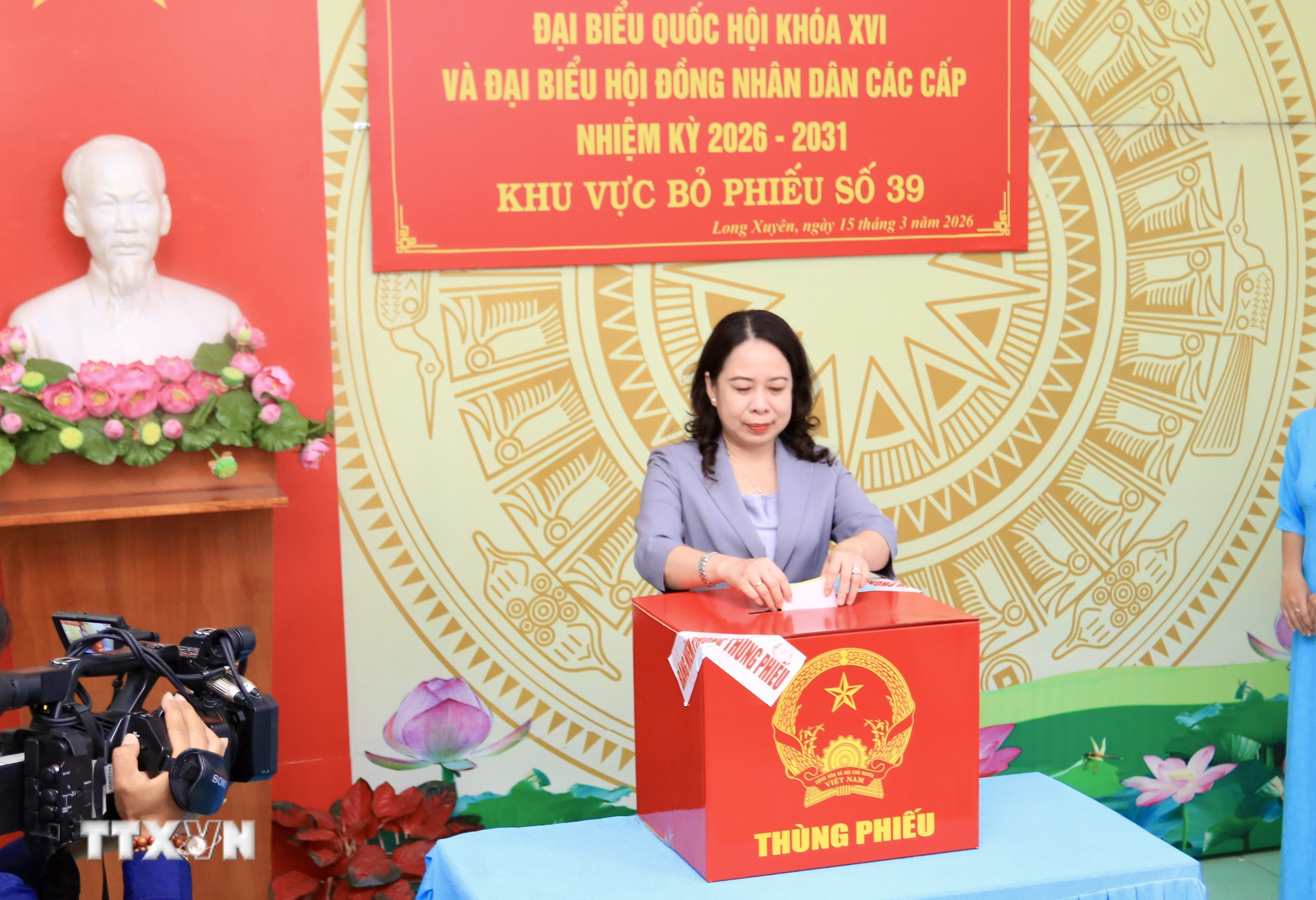 Phó Chủ tịch nước Võ Thị Ánh Xuân bỏ phiếu bầu cử tại khu vực bỏ phiếu số 39, phường Long Xuyên, An Giang. (Ảnh: Thanh Sang/TTXVN)