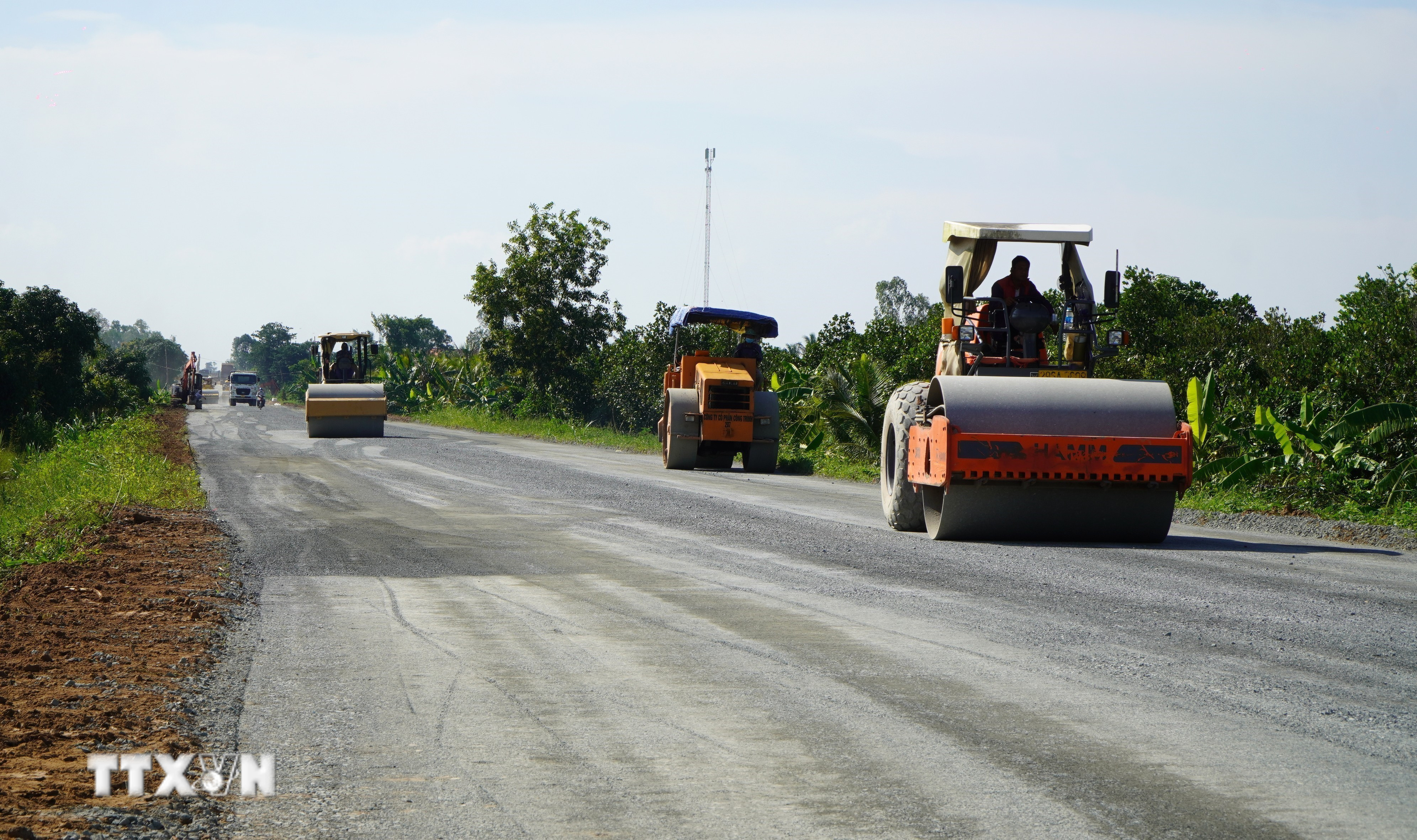Nhà thầu “chạy nước rút”, đẩy nhanh tiến độ Dự án nâng cấp quốc lộ 30, đoạn Cao Lãnh - Hồng Ngự (giai đoạn 3). (Ảnh: Nhựt An/TTXVN)