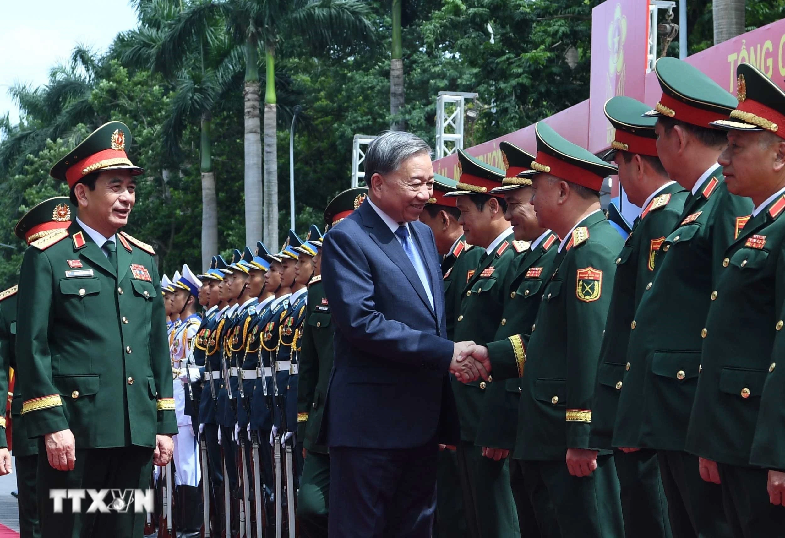 Tổng Bí thư Tô Lâm và các đồng chí lãnh đạo Quân ủy Trung ương, Bộ Quốc phòng. (Ảnh: Trọng Đức/TTXVN)
