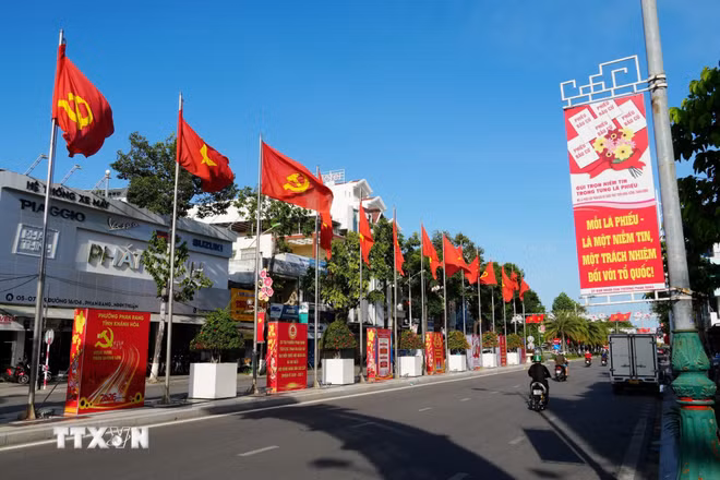 Cờ, hoa và panô tuyên truyền về cuộc bầu cử đại biểu Quốc hội khóa XVI và đại biểu Hội đồng nhân dân các cấp nhiệm kỳ 2026-2031 được trang trí trên tuyến đường 16 tháng 4 phường Phan Rang (Khánh Hòa). (Ảnh: Nguyễn Thành/TTXVN)