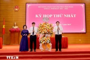 Chủ tịch UBND tỉnh, Phó Bí thư Tỉnh ủy Phú Thọ Trần Duy Đông (phải) tặng hoa chúc mừng lãnh đạo phường Vĩnh Phúc tại kỳ họp. (Ảnh: Hoàng Hùng/TTXVN)