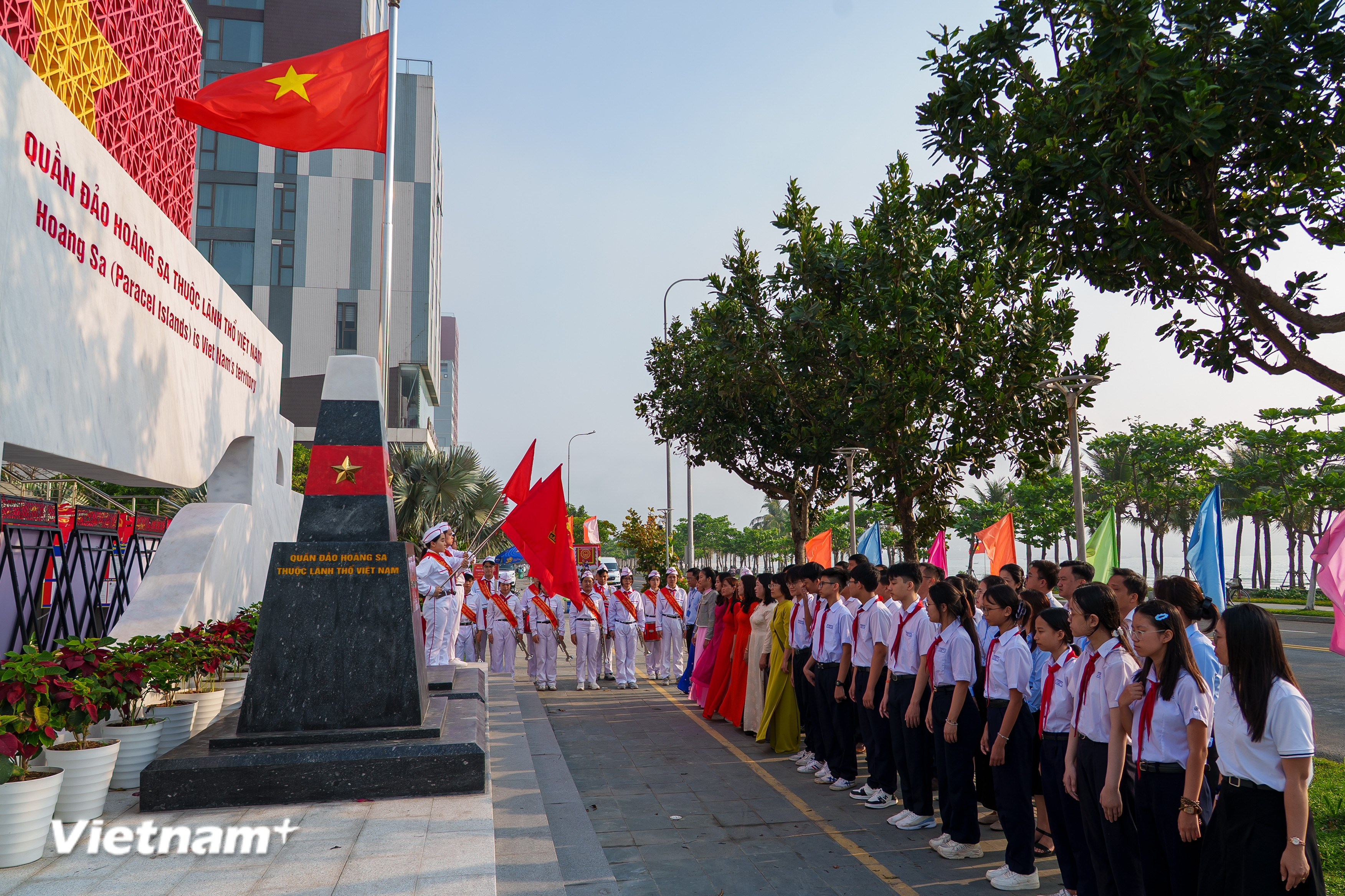 Cán bộ, đoàn viên thanh niên và học sinh tham gia Lễ Chào cờ tháng 3 tại Nhà trưng bày Hoàng Sa. (Ảnh: Thanh Phong/Vietnam+)