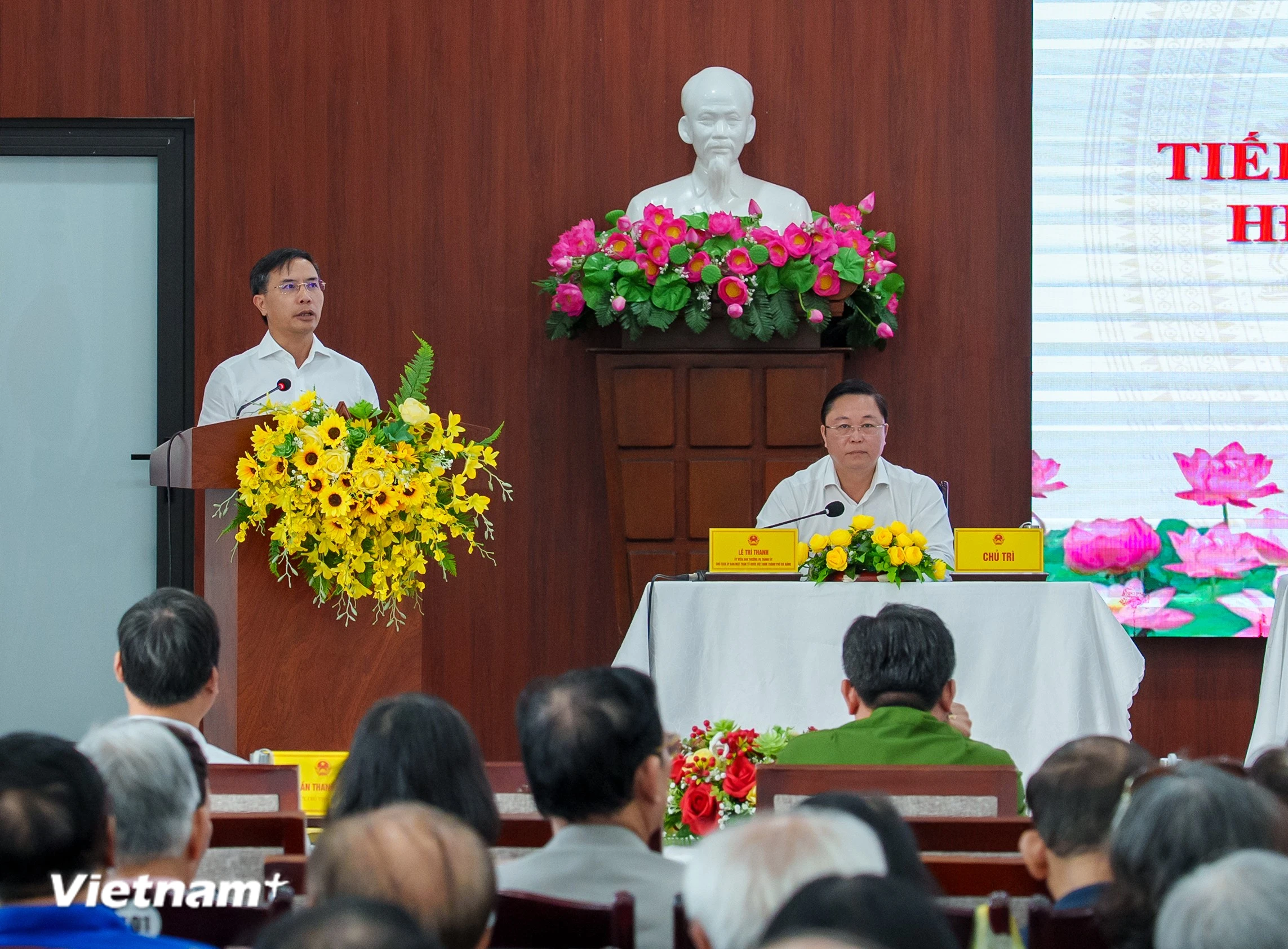 Chủ tịch Ủy ban Nhân dân thành phố Đà Nẵng Phạm Đức Ấn trình bày Chương trình hành động của minh tại đơn vị bầu cử số 01, phường Hải Châu. (Ảnh: Thanh Phong/Vietnam+)