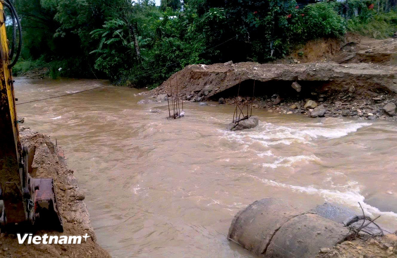 Nước lũ cuốn trôi cầu tạm sông Ví, xã Trà Liên, thành phố Đà Nẵng. (Ảnh: UBND xã Trà Liên)