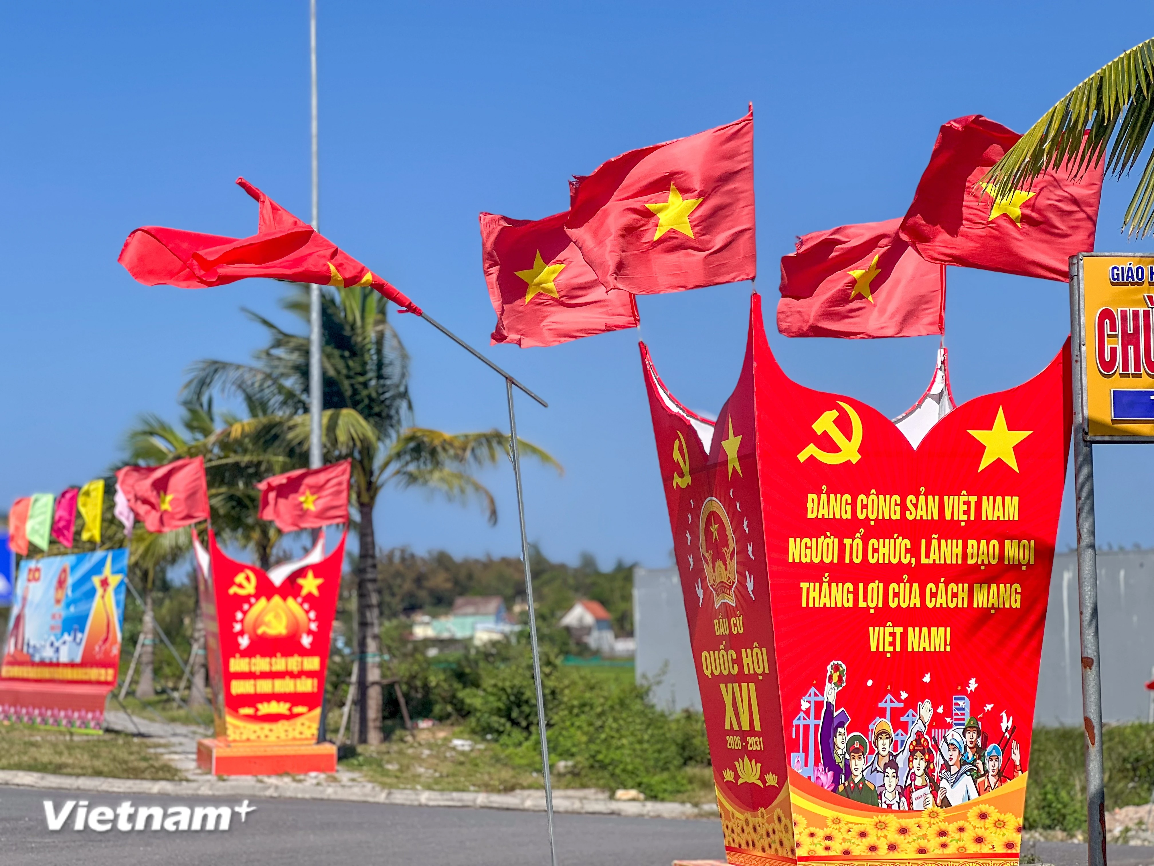 Trang trí tuyên truyền cổ động bầu cử tại tuyến đường ven biển Võ Chí Công, thành phố Đà Nẵng. (Ảnh: Thanh Phong/Vietnam+)