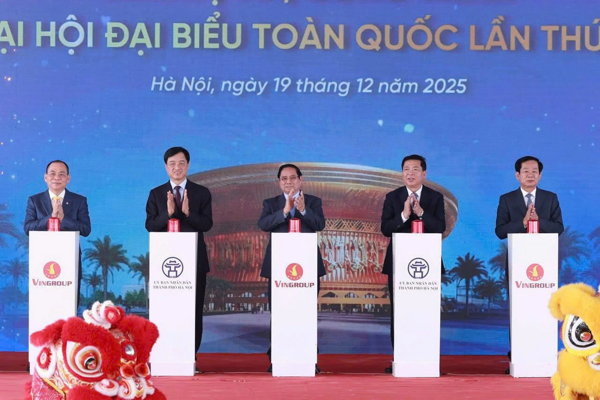Thủ tướng Chính phủ Phạm Minh Chính, Bí thư Thành ủy Hà Nội Nguyễn Duy Ngọc và các đại biểu thực hiện nghi thức khởi công, khánh thành các công trình, dự án chào mừng Đại hội đại biểu toàn quốc lần thứ XIV của Đảng.
