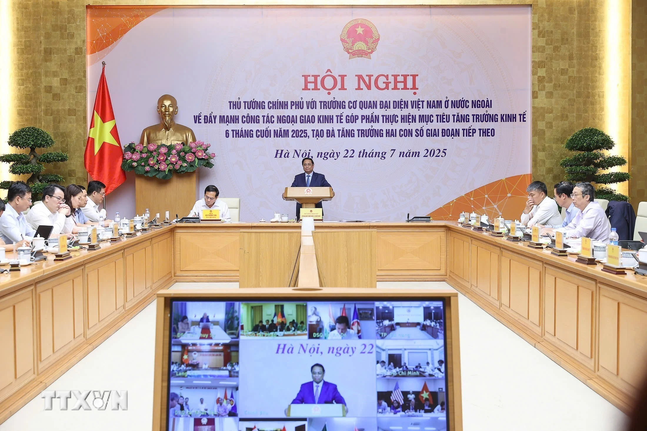 Thủ tướng Phạm Minh Chính chủ trì Hội nghị Thủ tướng Chính phủ với các Trưởng Cơ quan đại diện Việt Nam ở nước ngoài về đẩy mạnh công tác ngoại giao kinh tế. (Ảnh: Dương Giang/TTXVN)