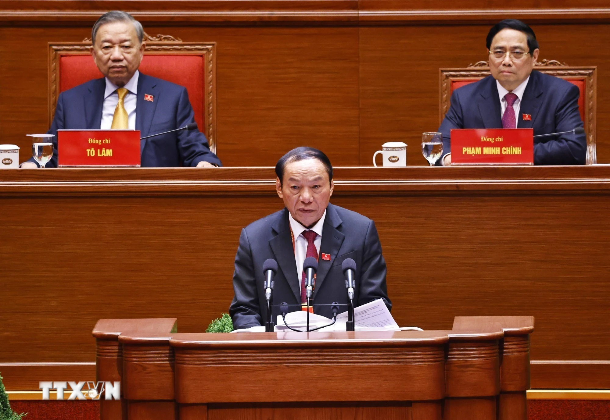 Đồng chí Nguyễn Văn Hùng, Ủy viên Trung ương Đảng, Bí thư Đảng ủy, Bộ trưởng Bộ Văn hóa, Thể thao và Du lịch, trình bày tham luận “Phát huy sức mạnh nội sinh của văn hóa, con người Việt Nam - nền tảng cho phát triển nhanh và bền vững đất nước trong kỷ nguyên mới". (Ảnh: TTXVN)
