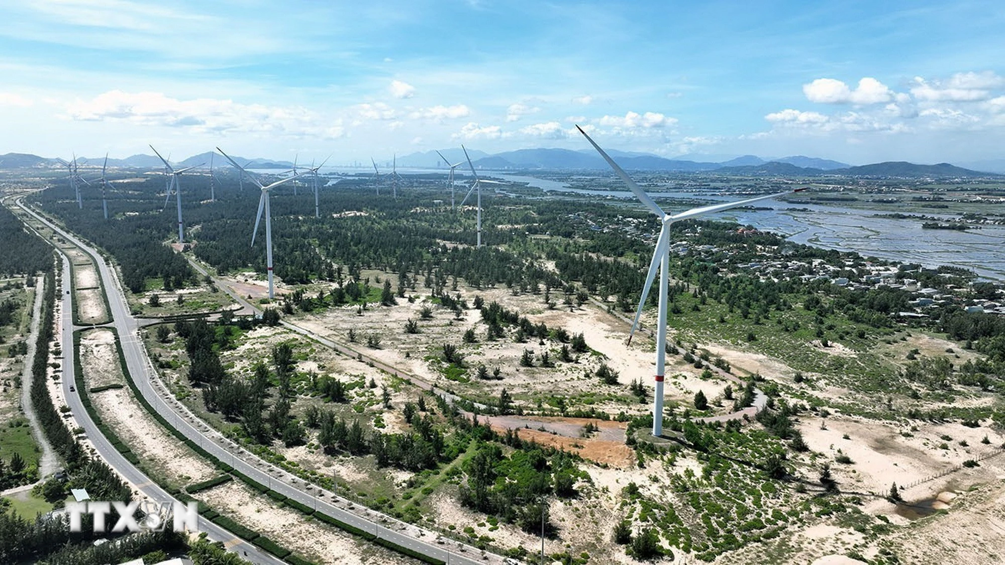 Nhà máy điện gió Phương Mai gồm 11 tổ máy, tổng công suất 26,4 MW, tổng mức đầu tư 1.076 tỷ đồng, trong Khu kinh tế Nhơn Hội, tỉnh Gia Lai. (Ảnh: Vũ Sinh/TTXVN)