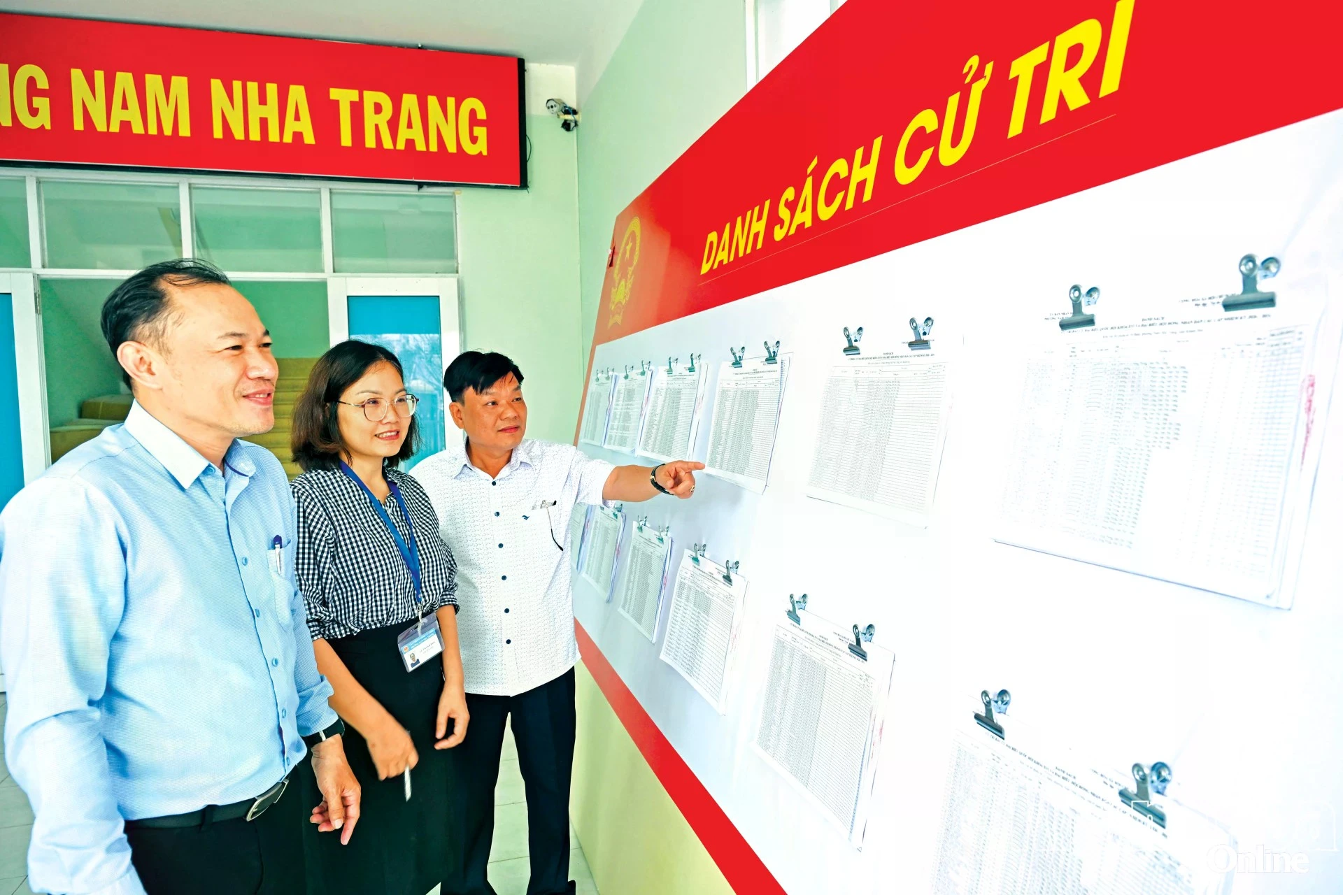 Thành viên các ban bầu cử phường Nam Nha Trang rà soát việc niêm yết danh sách cử tri. (Nguồn: Báo Khánh Hòa)