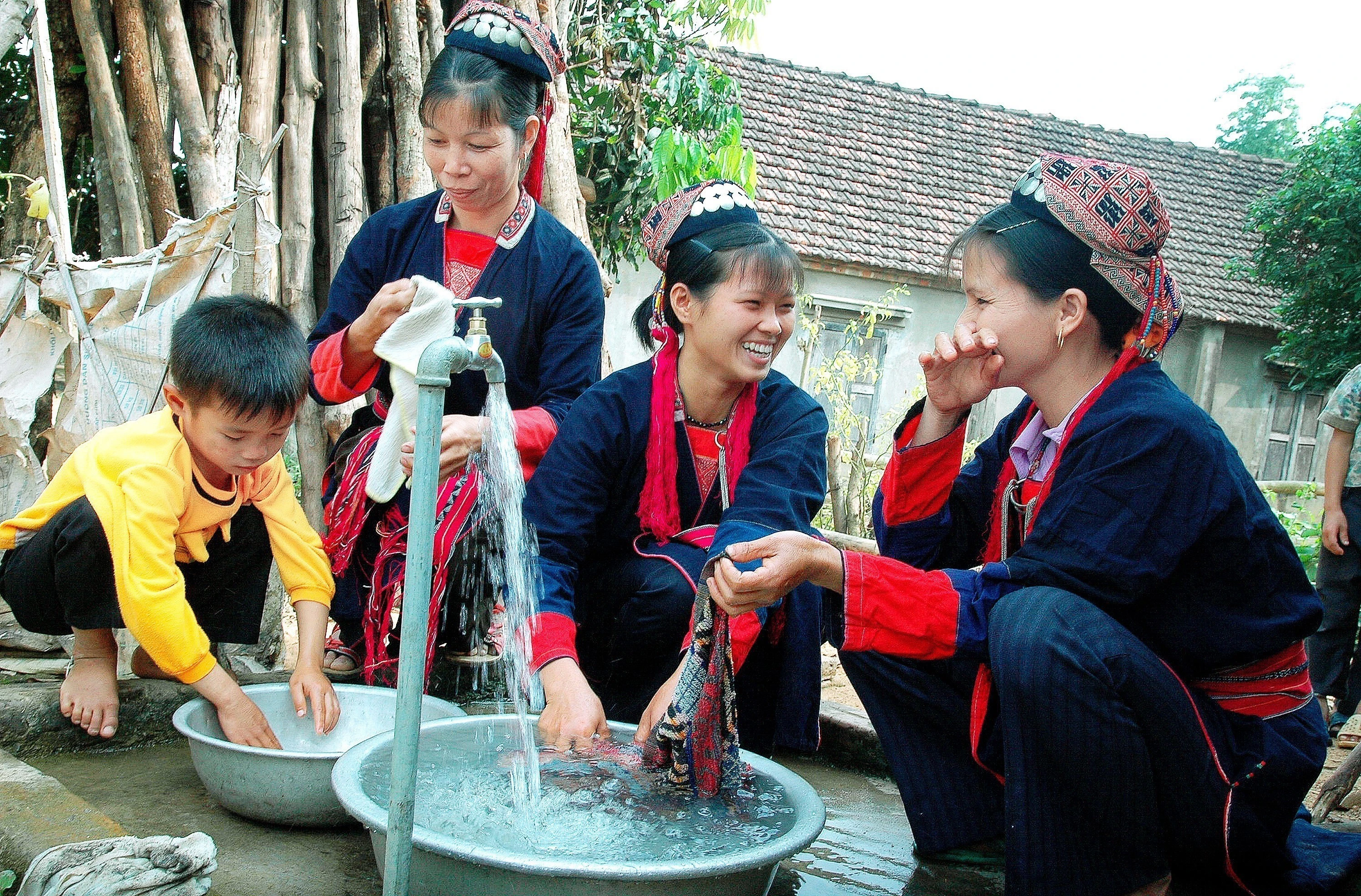 Đồng bào dân tộc thiểu số được dùng nước sạch. (Ảnh: Việt Hùng/TTXVN)