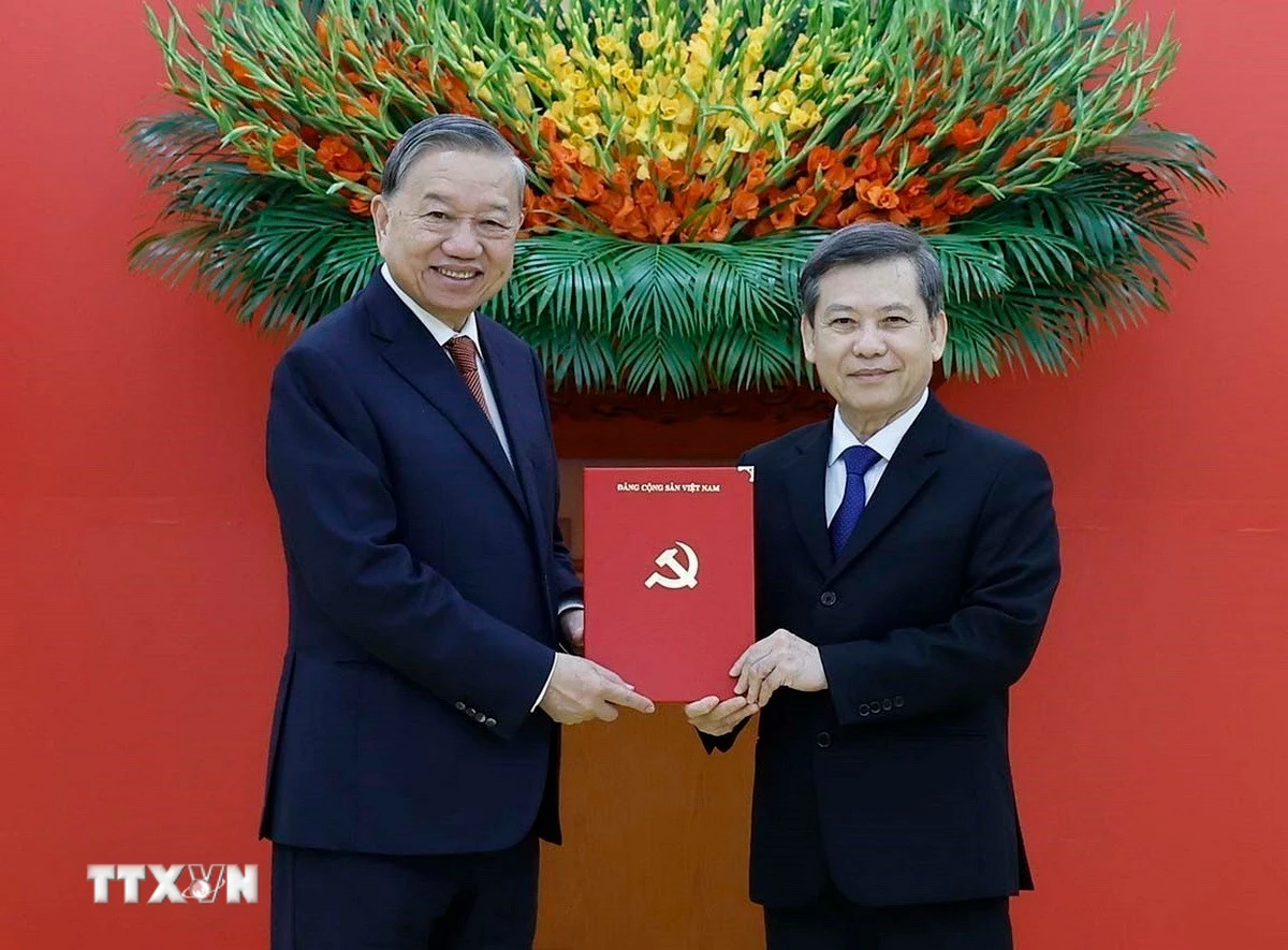 Tổng Bí thư Tô Lâm trao Quyết định của Bộ Chính trị điều động, phân công, bổ nhiệm đồng chí Lê Minh Trí giữ chức Phó Trưởng Ban Thường trực Ban Nội chính Trung ương. (Ảnh: Thống Nhất/TTXVN)