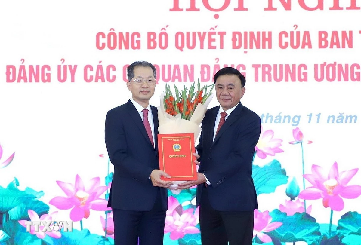Đồng chí Trần Cẩm Tú, Ủy viên Bộ Chính trị, Thường trực Ban Bí thư, Bí thư Đảng ủy các cơ quan Đảng Trung ương trao quyết định chỉ định Bí thư Đảng ủy Tòa án Nhân dân Tối cao nhiệm kỳ 2025-2030 cho đồng chí Nguyễn Văn Quảng. (Ảnh: TTXVN phát)