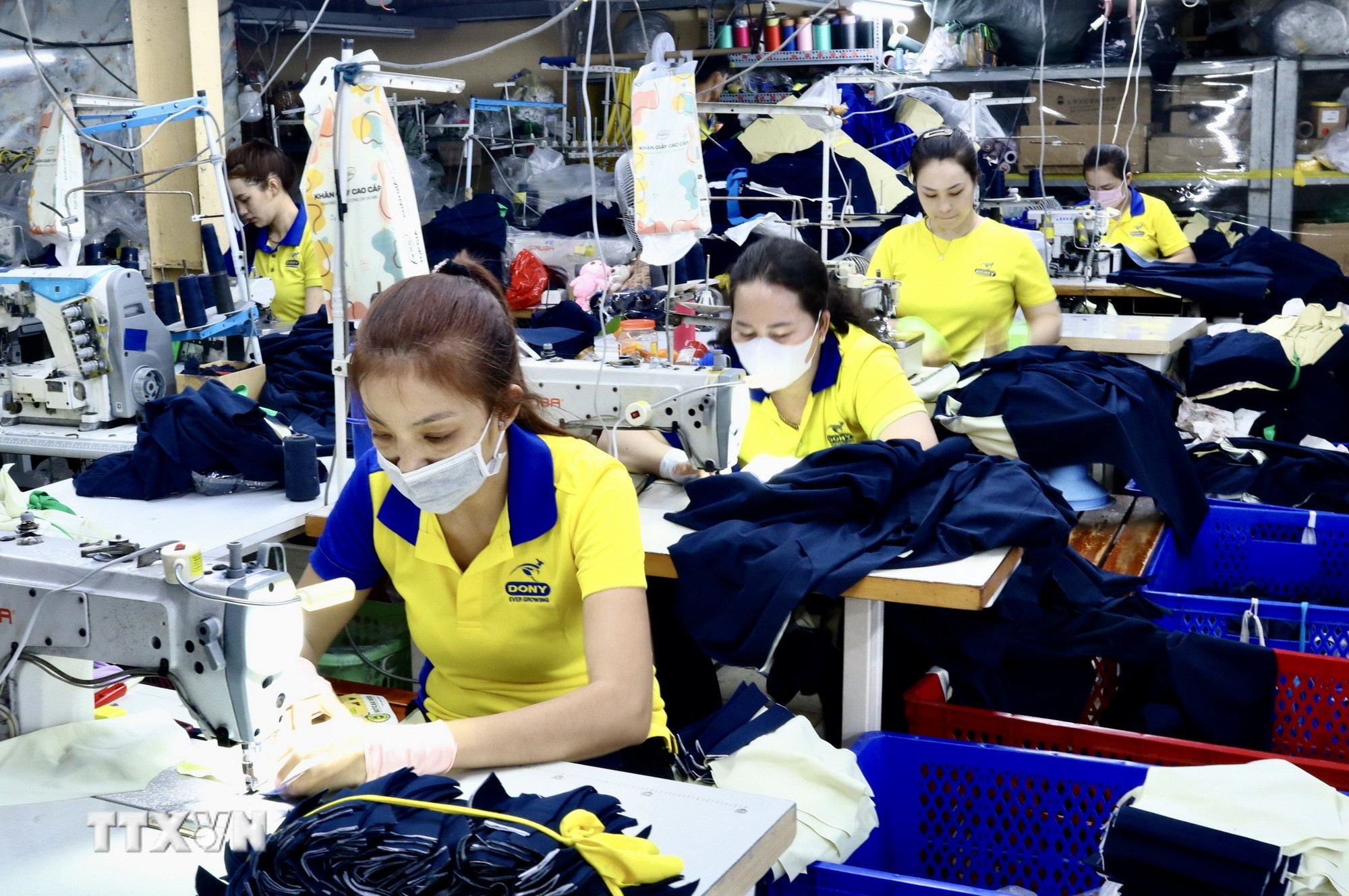 Công nhân may đồng phục xuất khẩu tại Công ty Cổ phần quốc tế Dony. (Ảnh: Xuân Anh/TTXVN)