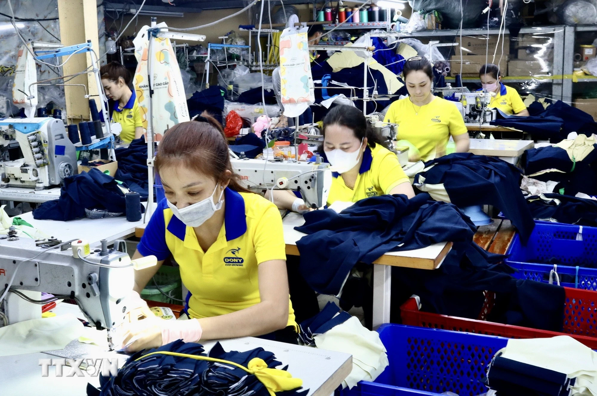 Công nhân may đồng phục xuất khẩu tại Công ty Cổ phần quốc tế Dony. (Ảnh: Xuân Anh/TTXVN)