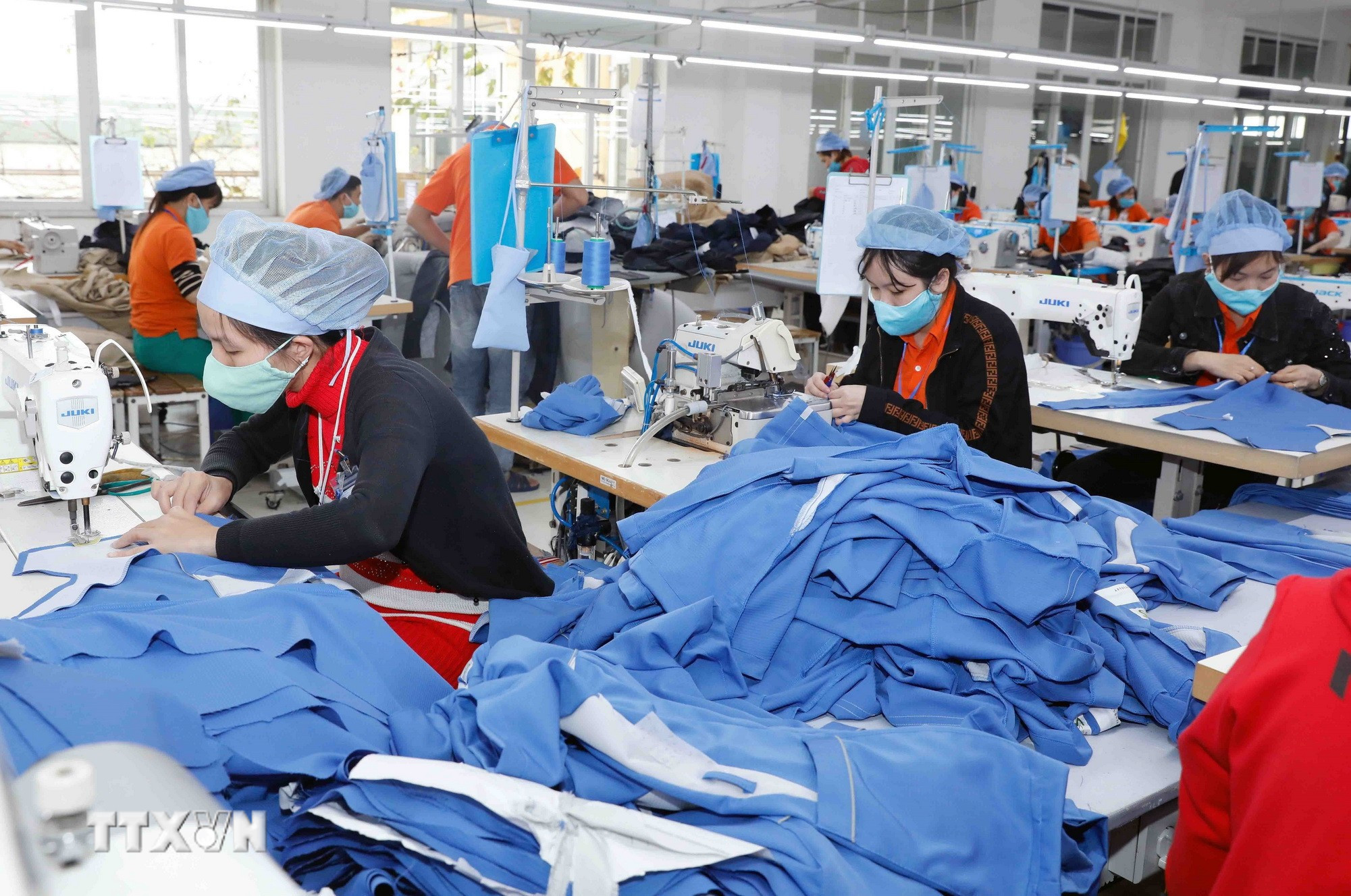 May hàng xuất khẩu sang thị trường Nhật Bản tại Công ty may Hưng Việt (Phố Nối, Hưng Yên). (Ảnh: Trần Việt/TTXVN)