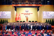 Các đại biểu thực hiện nghi lễ bế mạc Đại hội. (Ảnh: TTXVN)