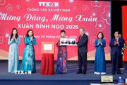 Tổng giám đốc TTXVN Vũ Việt Trang tặng Tổng Bí thư Tô Lâm cuốn sách ảnh do phóng viên Ban biên tập Ảnh thực hiện. (Ảnh: Thống Nhất/TTXVN)