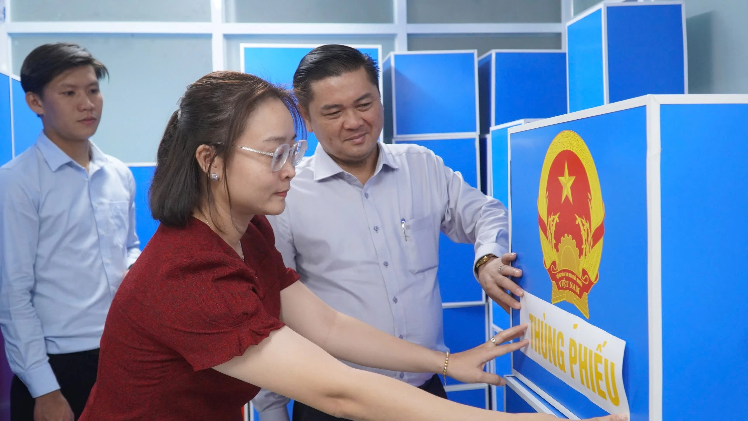 Ông Lê Lợi (trái), Phó Chủ tịch Ủy ban bầu cử phường Phú Thuận kiểm tra tiến độ công tác bầu cử tại địa phương. (Ảnh: Khánh Ly/Vietnam+)