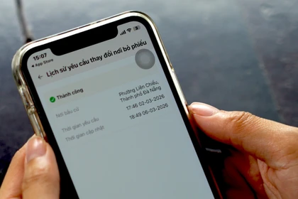 Nhờ ứng dụng VNeID, thông tin khu vực bầu cử và khả năng đăng ký thay đổi địa điểm bầu cử được các sinh viên thực hiện nhanh chóng. (Ảnh: Thanh Phong/Vietnam+)