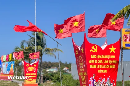 Trang trí tuyên truyền cổ động bầu cử tại tuyến đường ven biển Võ Chí Công, thành phố Đà Nẵng. (Ảnh: Thanh Phong/Vietnam+)