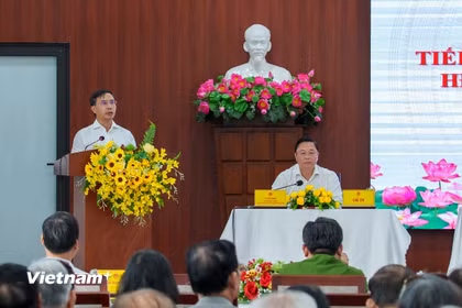 Chủ tịch Ủy ban Nhân dân thành phố Đà Nẵng Phạm Đức Ấn trình bày Chương trình hành động của minh tại đơn vị bầu cử số 01, phường Hải Châu. (Ảnh: Thanh Phong/Vietnam+)