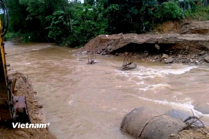 Nước lũ cuốn trôi cầu tạm sông Ví, xã Trà Liên, thành phố Đà Nẵng. (Ảnh: UBND xã Trà Liên)