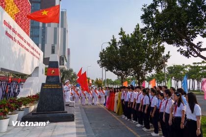 Cán bộ, đoàn viên thanh niên và học sinh tham gia Lễ Chào cờ tháng 3 tại Nhà trưng bày Hoàng Sa. (Ảnh: Thanh Phong/Vietnam+)