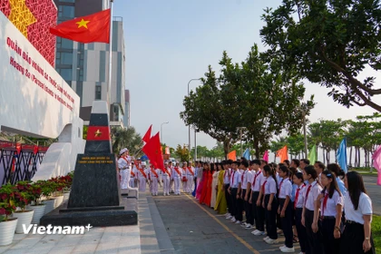Cán bộ, đoàn viên thanh niên và học sinh tham gia Lễ Chào cờ tháng 3 tại Nhà trưng bày Hoàng Sa. (Ảnh: Thanh Phong/Vietnam+)