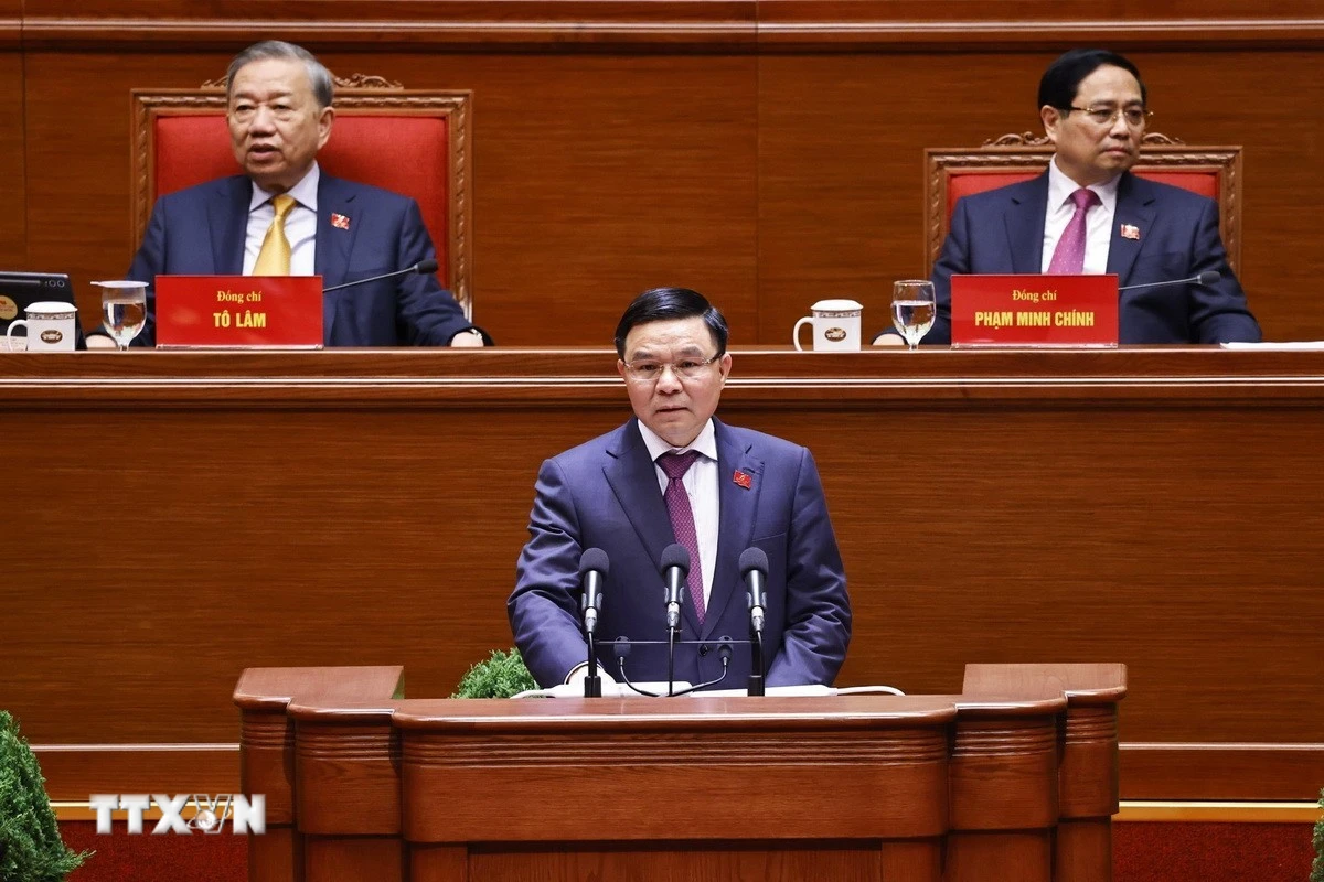 Đồng chí Lê Mạnh Hùng, Bí thư Đảng ủy, Quyền Bộ trưởng Bộ Công Thương, trình bày tham luận “Phát triển công nghiệp và thương mại Việt Nam tự chủ, kết nối, hiện đại hóa, chuyển đổi xanh, chuyển đổi số và hội nhập hiệu quả vào chuỗi sản xuất, chuỗi cung ứng toàn cầu.” (Ảnh: TTXVN)