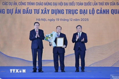 Chủ tịch Quốc hội Trần Thanh Mẫn trao Giấy phép đầu tư cho Liên danh các Nhà đầu tư Đại Quang Minh - Văn Phú - MIK Group - Thaco - T&T Group - Tập đoàn Hòa Phát. (Ảnh: Doãn Tấn/TTXVN)