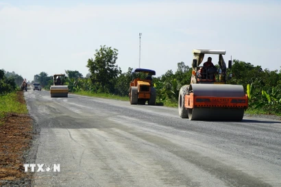 Nhà thầu “chạy nước rút”, đẩy nhanh tiến độ Dự án nâng cấp quốc lộ 30, đoạn Cao Lãnh - Hồng Ngự (giai đoạn 3). (Ảnh: Nhựt An/TTXVN)